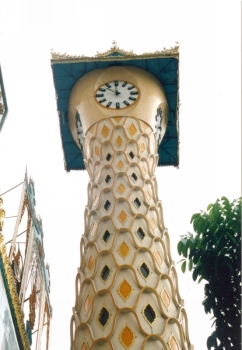 Igas korralikus linnas olgu kellatorn, Yangon